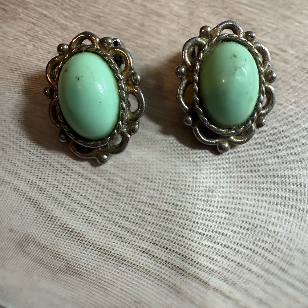 Vintage Green Cabochon Clip-On Earrings Silver-Tone Ornate Frame Retro - Picture 2 of 5